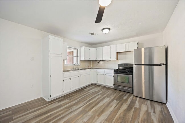 Building Photo - 3304 Bluefield Dr