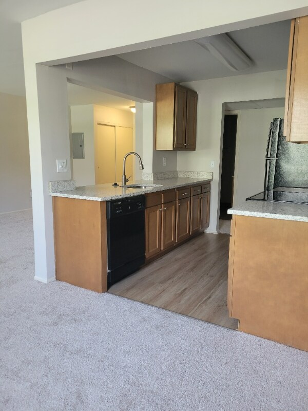 Building Photo - 2565 Riverside Dr
