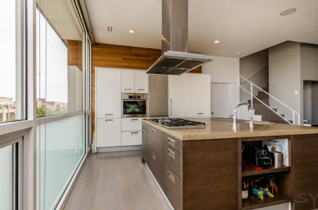 Foto del edificio - 2157 W Division St