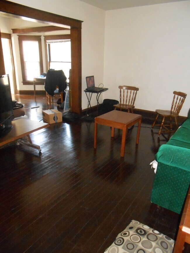 Foto del edificio - 4 Bed 2 Bath close to UWEC!