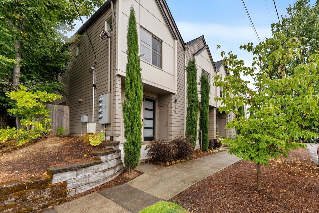 Foto principal - Pet Friendly 2bd/2.5ba Townhome Near Adida...