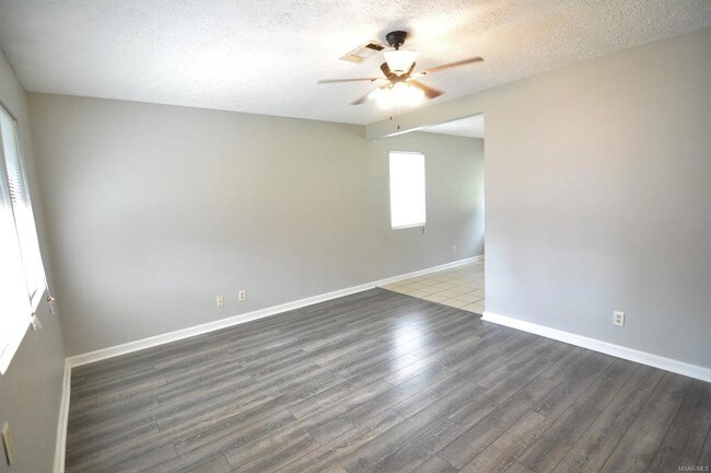 Foto del edificio - 2140 Cherrywood Dr