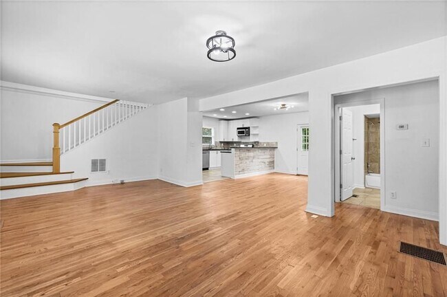 Foto del edificio - 2429 Claude St NW