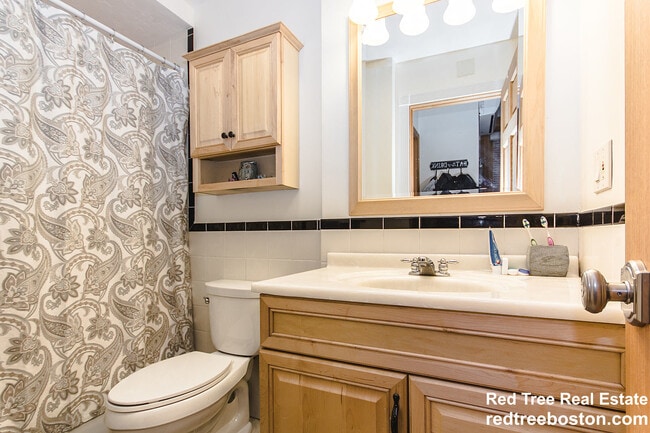 Building Photo - 5 Phillips St