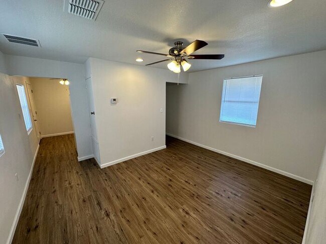 Foto del edificio - Must See 1 Bedroom/1 Bathroom home!