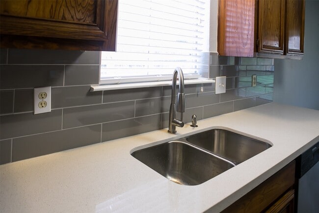 Foto del edificio - 12051 Creekhurst Dr