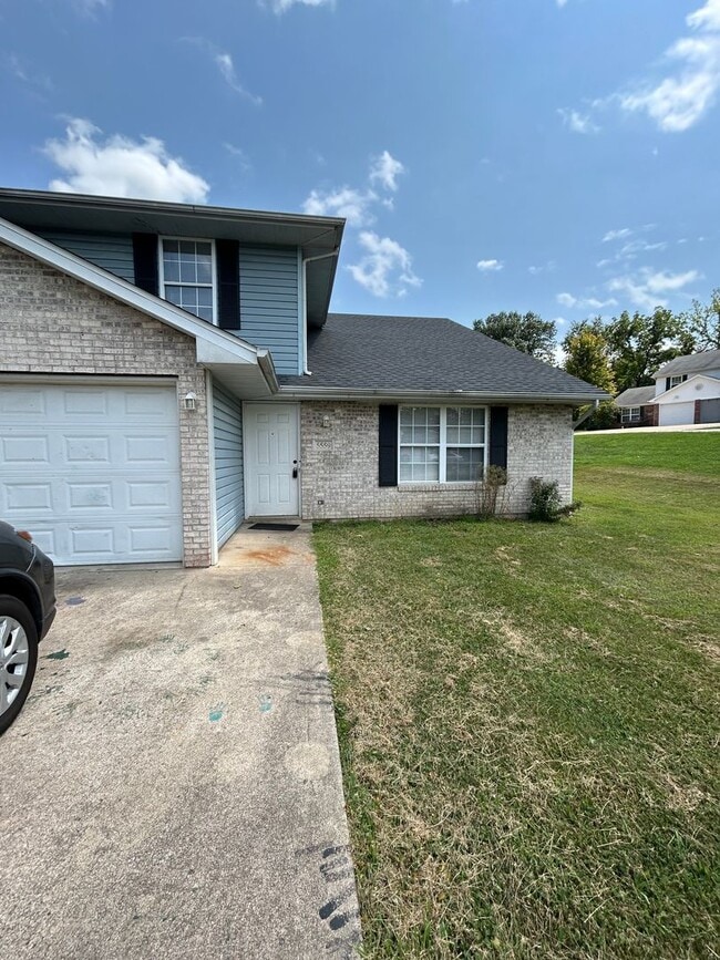 Building Photo - 5559-5561-5561 Pinehurst Ln