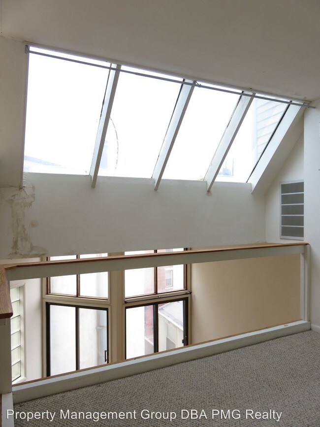 Building Photo - 613 S Orianna St