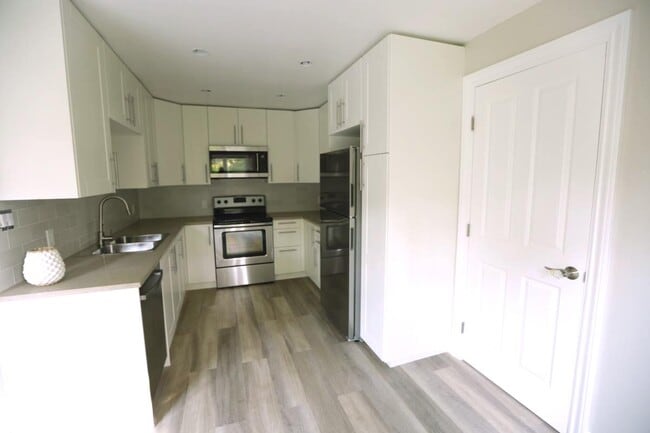 Kitchen - 1240 Butterfield Rd