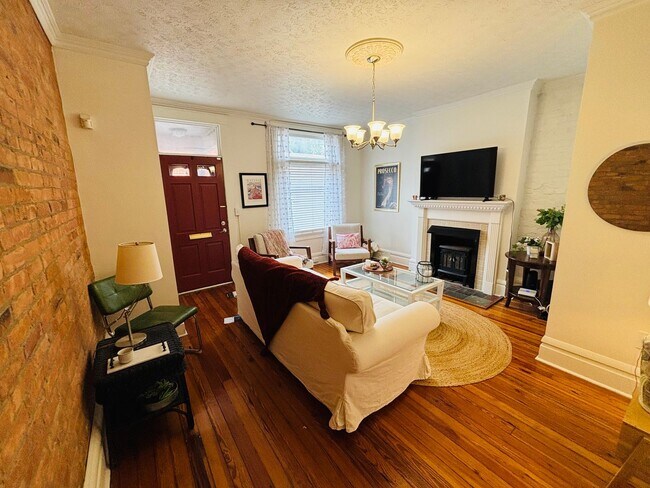 Foto del edificio - 2 bedroom, 2.5 bathroom brick townhouse