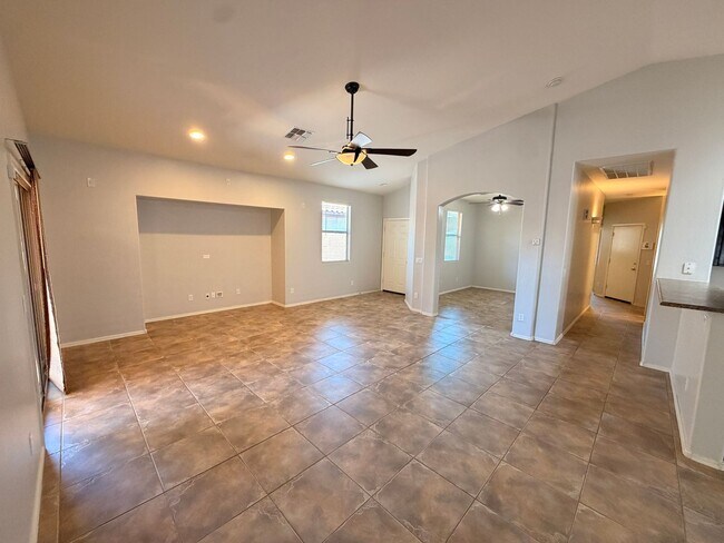 Foto del edificio - *NEW* Custom Paint/*NO* Carpet 3 BD/2 Bath Spacious Surprise Home!