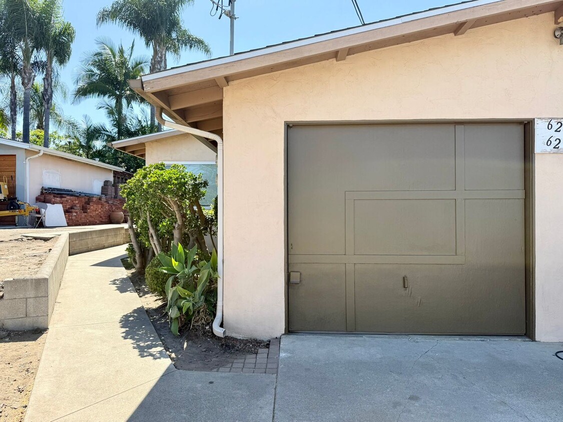 Primary Photo - Single Level Duplex!