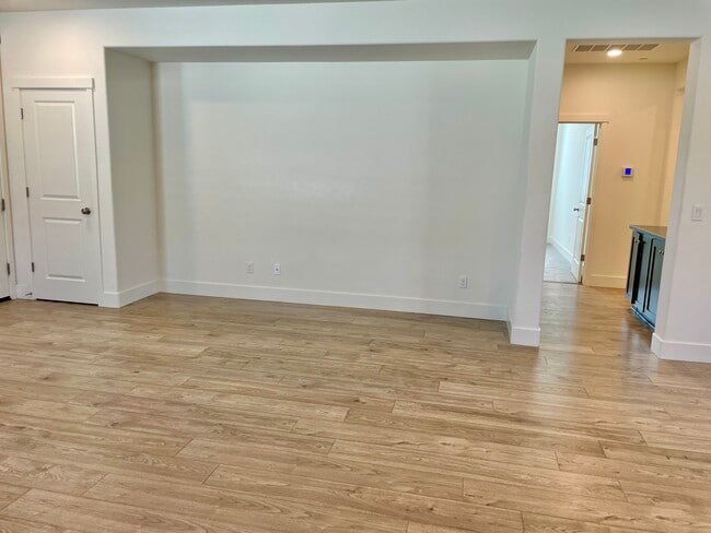 Building Photo - 1112 Pearl Dr
