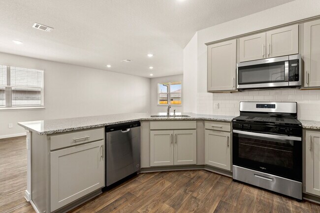 Foto del edificio - 221 Bethpage Dr