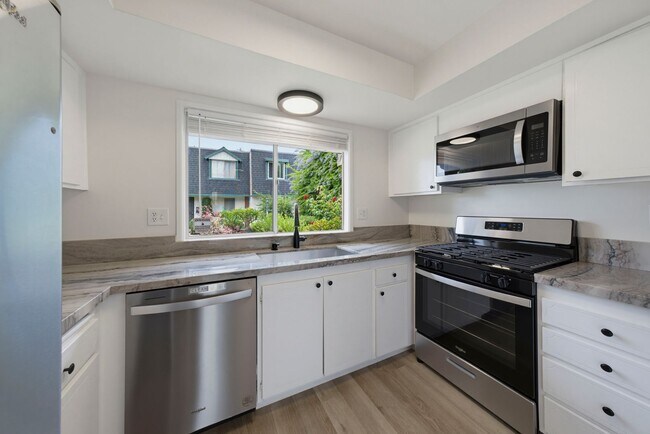 Foto del edificio - Charming 2-Bedroom Townhouse for Rent in Huntington Beach!