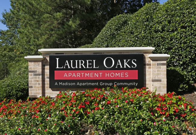 Building Photo - Laurel Oaks