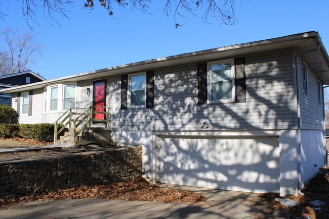 Foto del edificio - Beautiful 4-bedroom, 3 full baths home located in Independence, MO