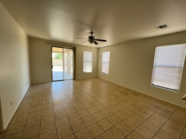 Building Photo - NEW PAINT, NEW CARPET Spacious 3 bedroom p...