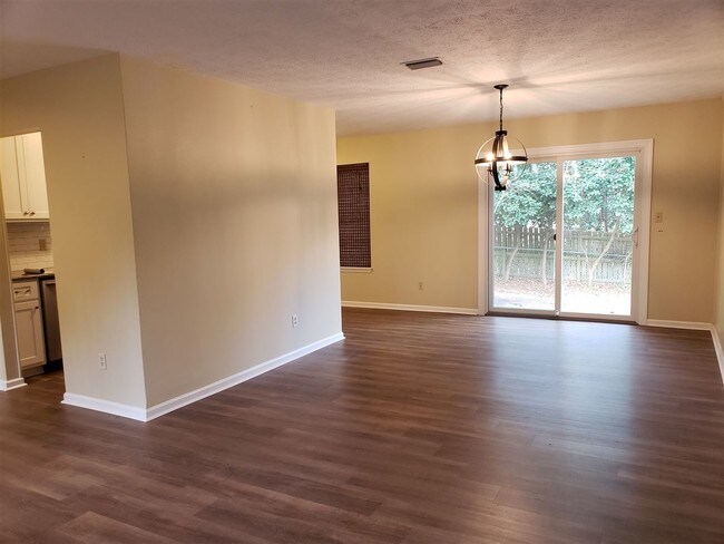 Building Photo - 2413 Tree Top Ct