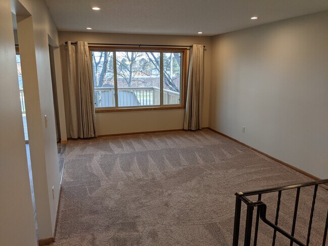 Sala de estar del nivel superior - 7644 Woodlawn Dr