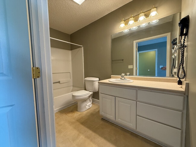 Building Photo - 210 Lantana Ct