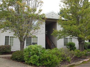 Building Photo - 335 SE Lilly Ave