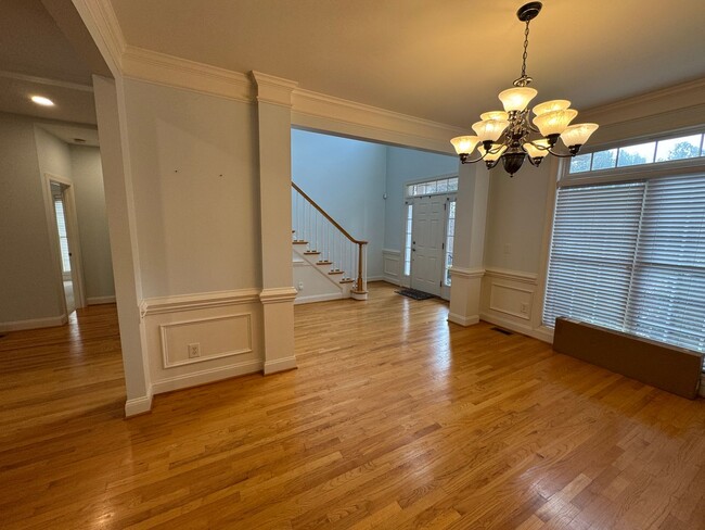 Building Photo - Available to Show