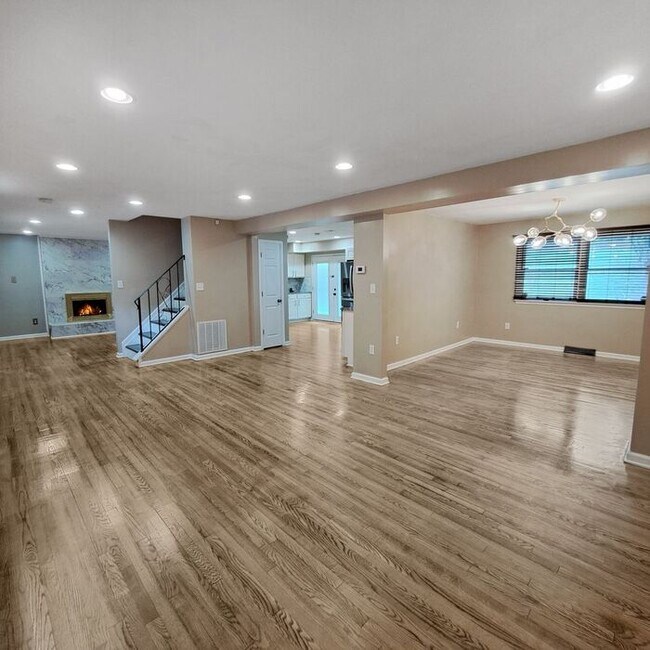 Building Photo - Amazing Pet Friendly 6/Bedroom, 4 Bathroom...