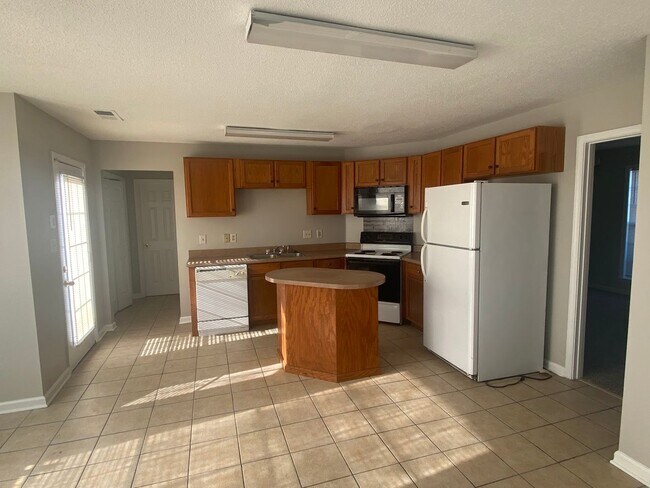 Foto del edificio - Spacious 3-Bedroom Home in Cordova-Stylish & Comfortable Living!