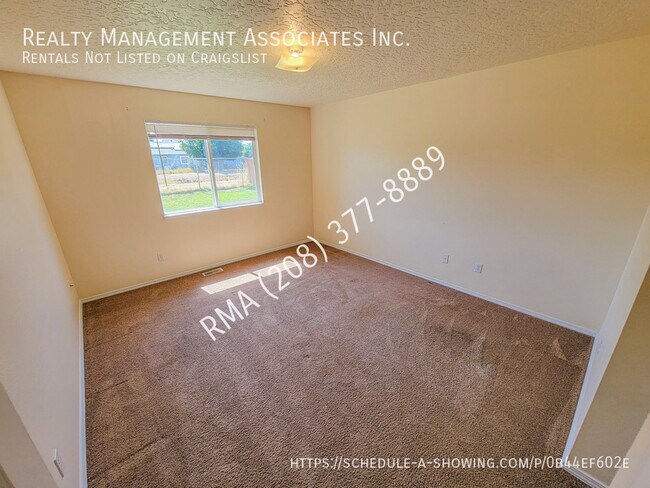 Building Photo - 625 N Mineral Wells Ave
