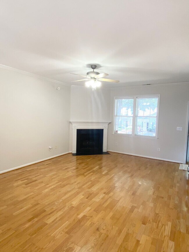 Foto del edificio - 330 Commons Dr