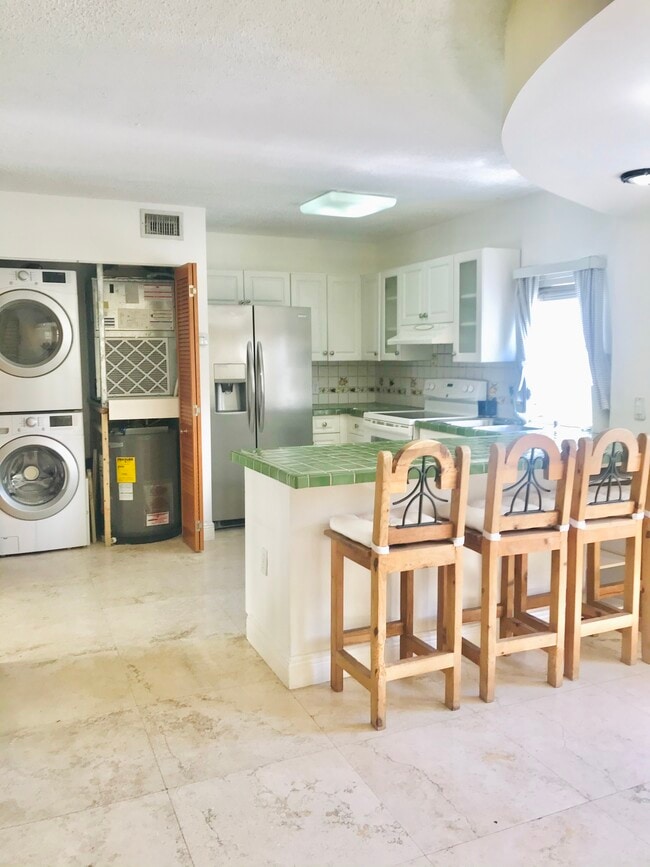 Oversized Washer/dryer - 3356 Bird Ave