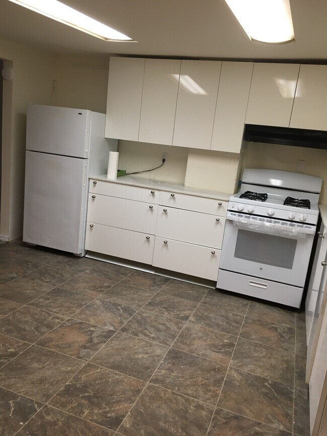 Kitchen - 325 40th St