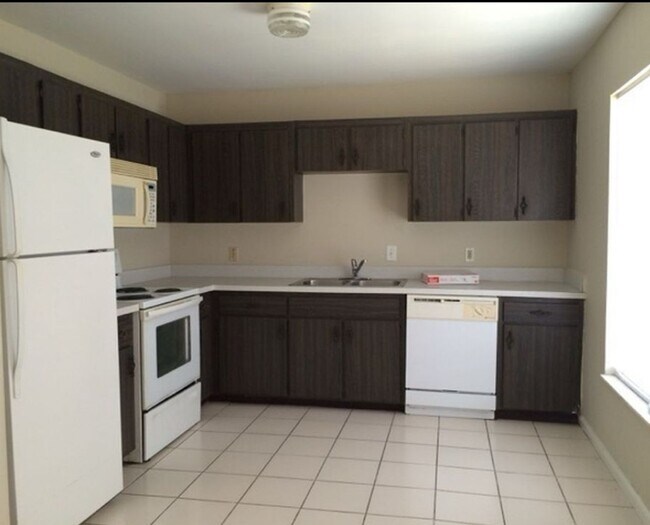 Building Photo - Beautiful 3 bedroom/ 2 bath in Poinciana. ...