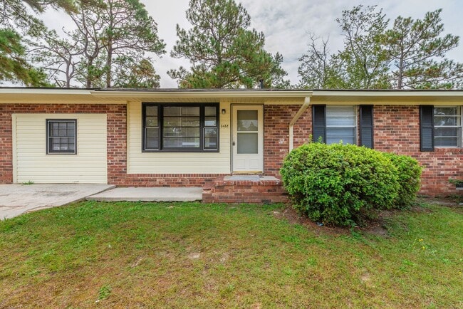 Building Photo - MOVE IN SPECIAL $1150 - 3 bed/1.5 bath hom...
