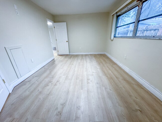 Foto del edificio - 4711 Sunnydale Ln N