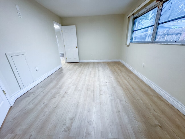 Building Photo - 4711 Sunnydale Ln N