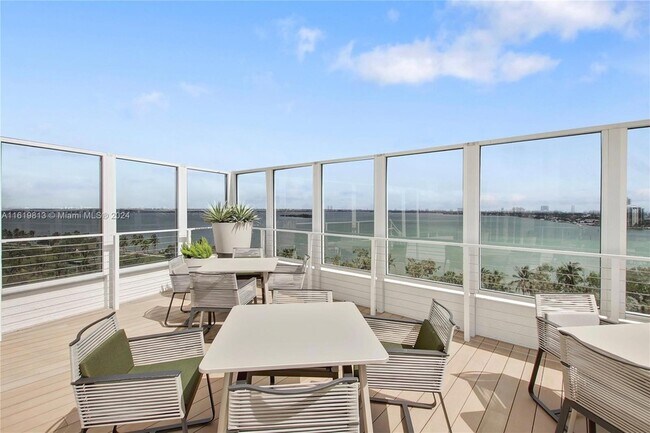 Foto del edificio - 1756 N Bayshore Dr
