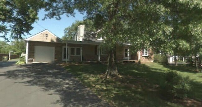 Entrada del apartamento a la derecha del porche. - 3929 Township Line Rd