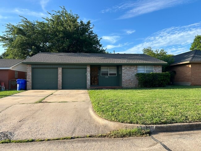 front of house - 1317 Lakecrest Dr