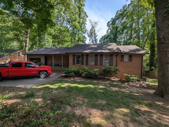 Building Photo - 4bd/4bath Home Near Campus