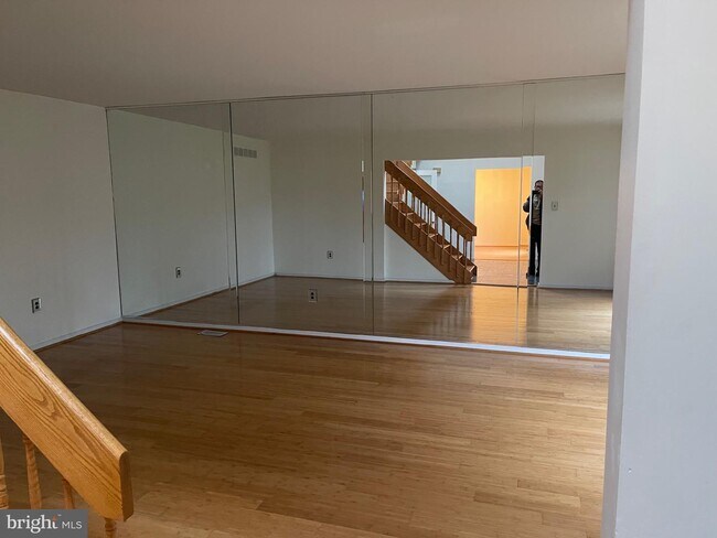 Building Photo - 23 Springhill Dr