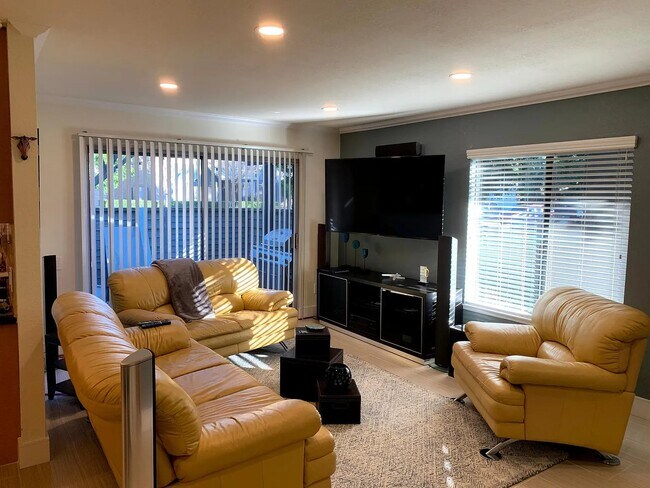 Foto del edificio - 875 Silver Fir Rd