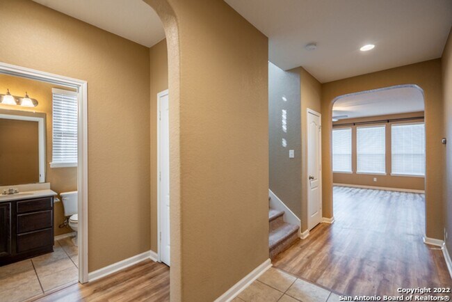 Foto del edificio - Comfortable Living in a Gated Community Near It All