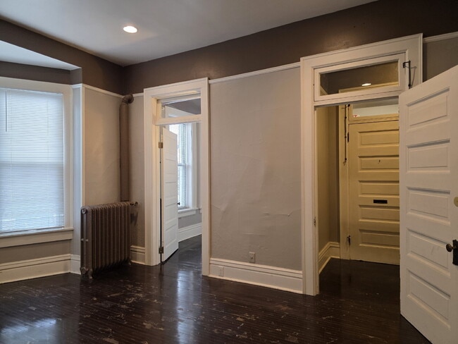 Building Photo - Updated 4-Bedroom Apartment in Oshkosh - 1...