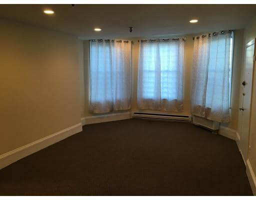 Building Photo - 484 Beacon St