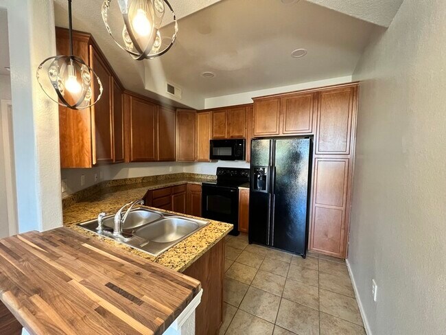 Building Photo - Remodeled 2 bedroom condo in the heart of ...
