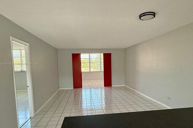 Foto del edificio - 445 NE 195th St