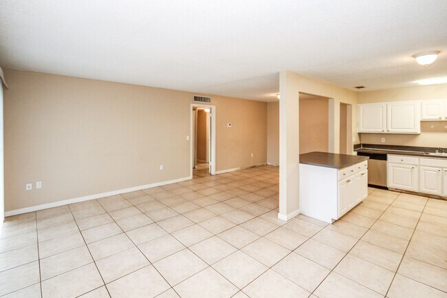 Building Photo - Spacious 2/1 Condo In The Carrington Park ...