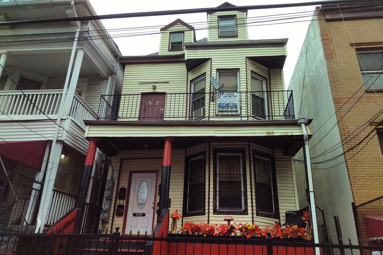 Primary Photo - 1690 Topping Ave